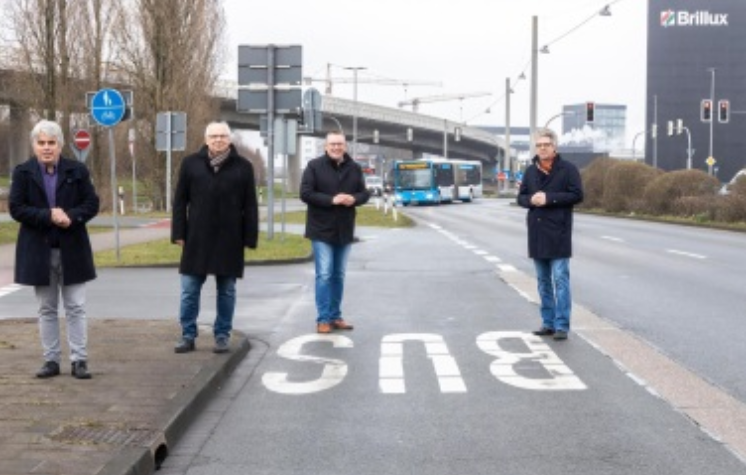 Blo nicht noch lnger warten auf die Fortfhrung der Busspur und das Ende der Dauerstaus: Dafr setzen sich die CDU-Politiker Walter von Gwels, Peter Wolfgarten, Stefan Weber und Dr. Stefan Nacke (v. l.) an der Weseler Strae