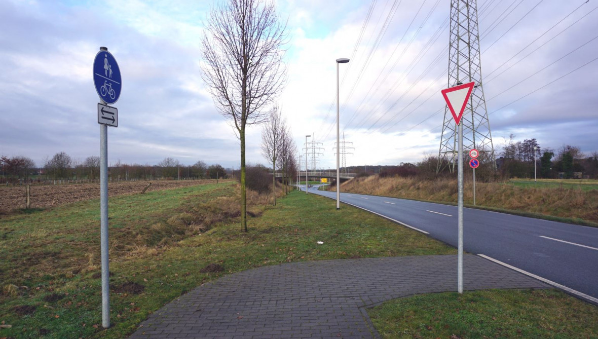 Hier endet aktuell der Fu- und Radweg. Die Verwaltung wird gebeten, zu prfen, ob der Weg zur Schlautstiege gefhrt werden kann.