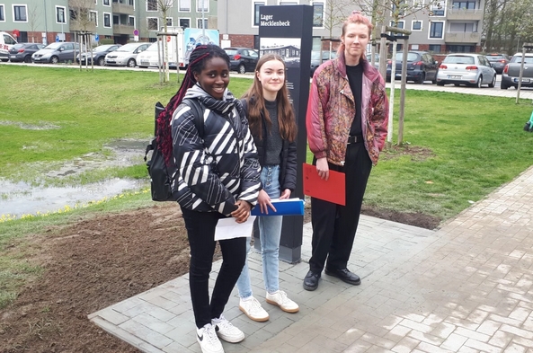 Ama Morris, Frida Wiegard und Leon Ecker, Schlerinnen und Schler der Friedensschule in Mecklenbeck, die bewegende Redebeitrge zum Lager Mecklenbeck vortrugen.