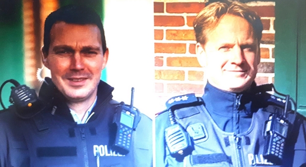 Die Bezirksdienstbeamten Marc Steinkamp und Sven Nagel sind zustndig fr die Bereiche Mecklenbeck und Albachten und fhren regelmig Brgersprechstunden in den Bezirken durch, um mit den Menschen vor Ort im Dialog zu sein. Bild: Polizei Mnster
