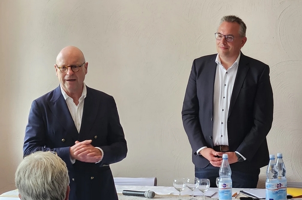 Oberbrgermeister Markus Lewe (links) berbrachte den Mitgliedern der CDU-Fraktion im ESV-Vereinsheim den Verzicht auf eine erneute Kandidatur im Herbst 2025. Bis zum Ende der Amtszeit werden wir weiter gut und erfolgreich zusammenarbeiten, sagte der Fr