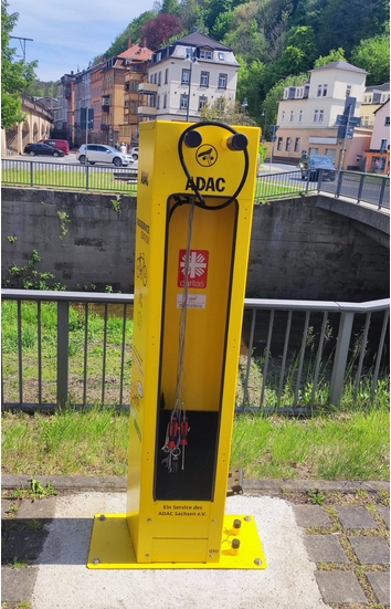 Beispiel einer Fahrradservicestation mit verschiedenen Werkzeugen und Fahrradpumpe