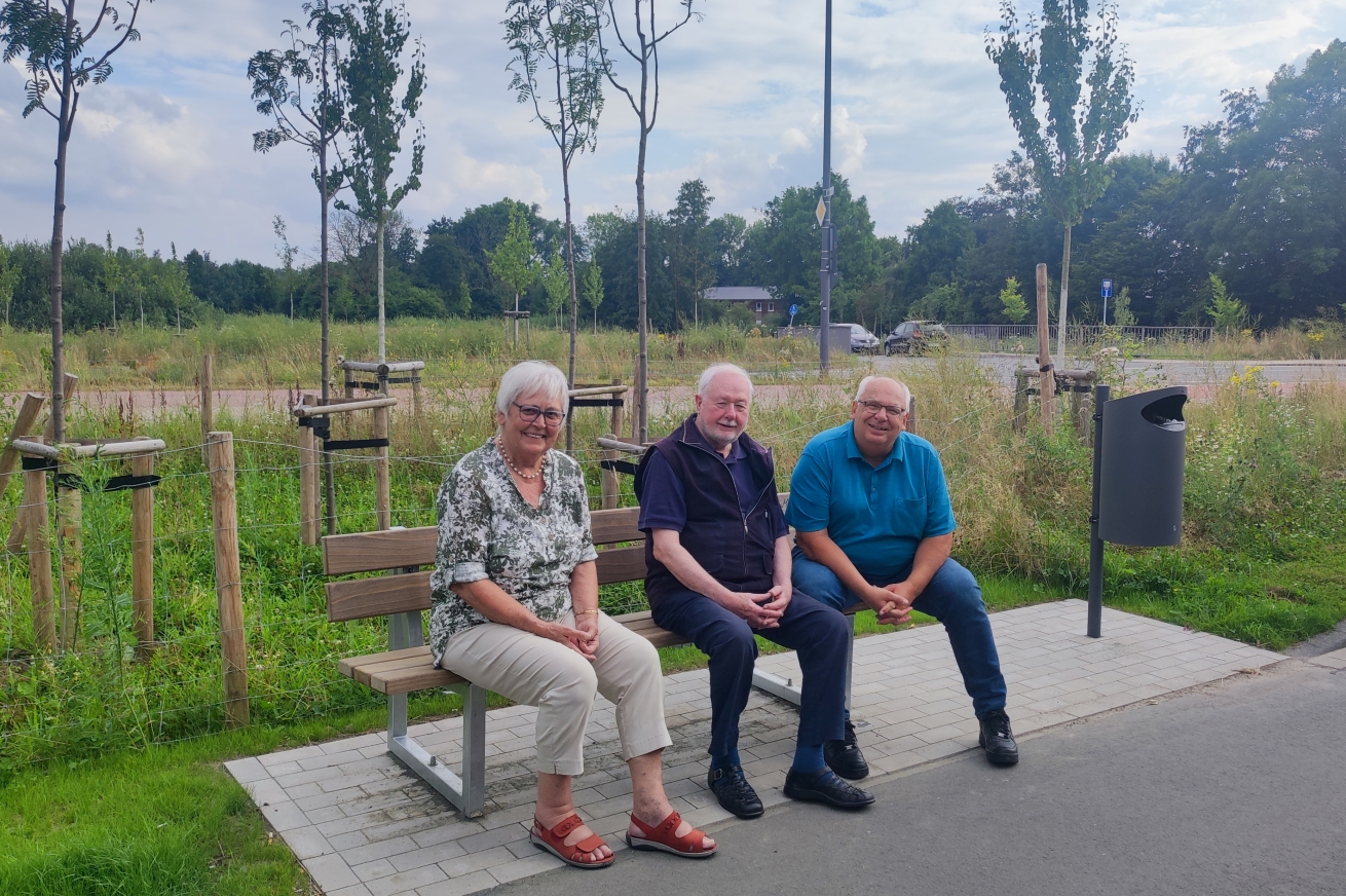 v.l.: Christa Neugebauer (CDU Mecklenbeck), Dr. Gerhard Bonn (Kommunale Seniorenvertretung), Peter Wolfgarten (CDU-Bezirksvertreter) beim Probesitzen